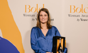 Amélie receiving her Bold Woman Award